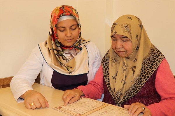 Turkish Woman Starts Learning Quran at 66