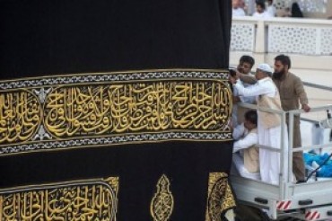Hajj:sostituito il telo sulla Kaaba