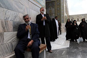 İmam Rzanın (ə) hərəminin zəvvarları Ayətullah Rəisinin şəhadəti xəbərindən sarsılıb və kədərləniblər