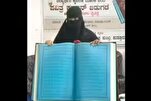 India: Mujer musulmana escribe el Corán a mano