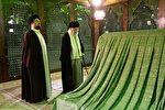 رهبر معظم انقلاب اسلامی در مرقد امام خمینی(ره) و گلزار شهدا حضور یافتند