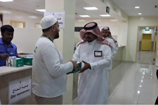 استقبال از زائران روس با اهدای قرآن در عربستان + عکس
 