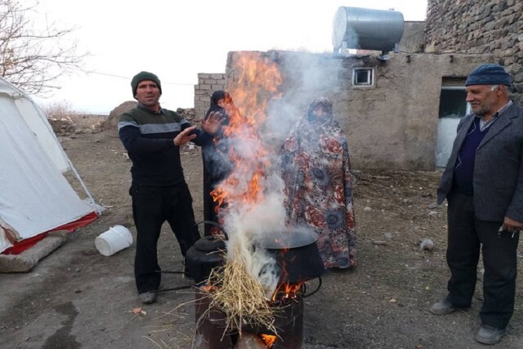 تا آخر با شماییم/تکیه پیرمرد عصا به دست روی آوارهای کاه گلی خانه&zwnj;اش