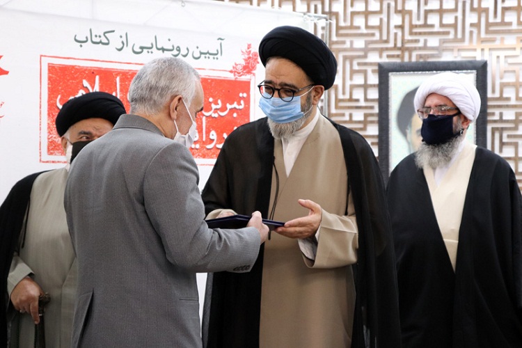 کتاب «تبریز در انقلاب اسلامی به روایت عکس و سند» رونمایی شد