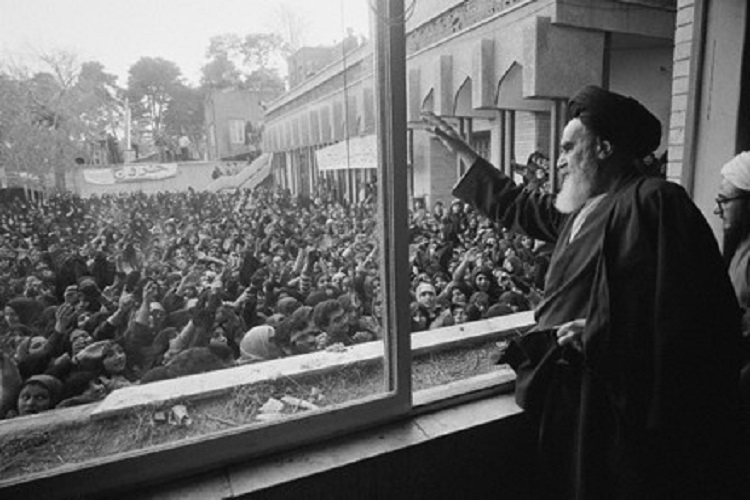 دیدار امام با مردم در مدرسه علوی