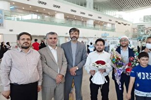 بازگشت اولین گروه از کاروان قرآنی اعزامی به حج + عکس