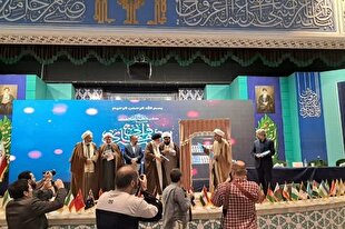 رونمایی از مقالات مبانی قرآنی اندیشه‌های مقام معظم رهبری در مشهد + عکس