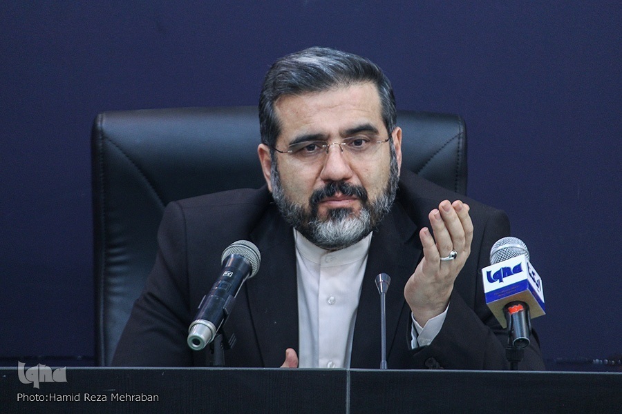 جامعه قرآنی برای جذب بیشتر مردم به عرصه تولید وارد میدان شود