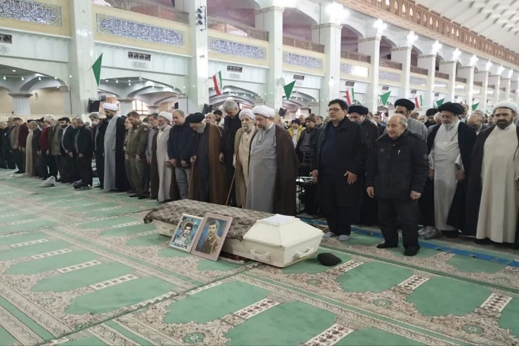 اقامه نماز بر پیکر مادر شهیدان «عباسی»، تبریز اقامه نماز بر پیکر مادر شهیدان «عباسی»، تبریز