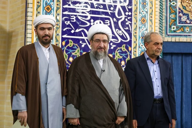 تجلیل از خانواده‌های چهارفرزندی در نماز جمعه تبریز + عکس