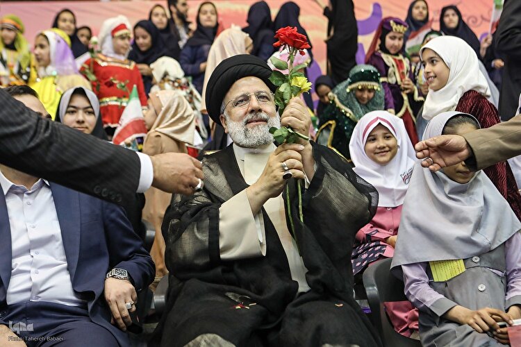 برگزیده مردم؛ میان مردم