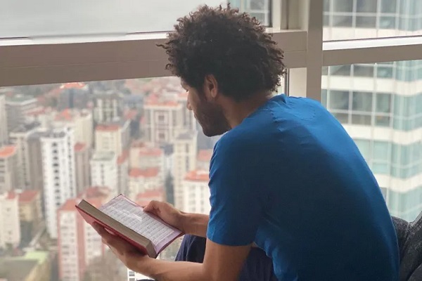 تلاوت قرآن فوتبالیست مصری + فیلم