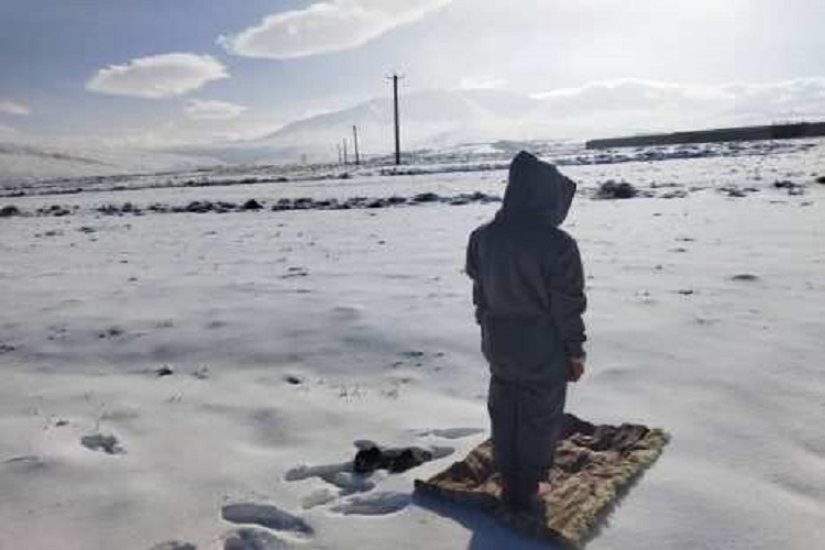 اقامه نماز، دانشآموز تبریزی در ارتفاعات برفی اقامه نماز، دانشآموز تبریزی در ارتفاعات برفی