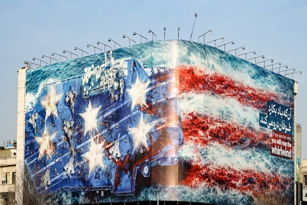 پاسخ به ناو هواپیمابر آمریکایی در دیوارنگاره میدان انقلاب