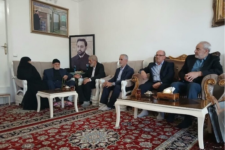 تجلیل خادمیاران رضوی از خانواده «شهید مالک رحمتی» تجلیل خادمیاران رضوی از خانواده «شهید مالک رحمتی»