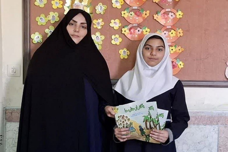 آینار در کنار معلمش