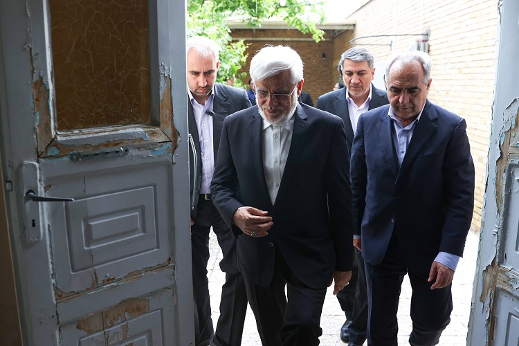 عکس | دیدار معاون اول رئیس‌جمهور با پدر شهید آل‌هاشم