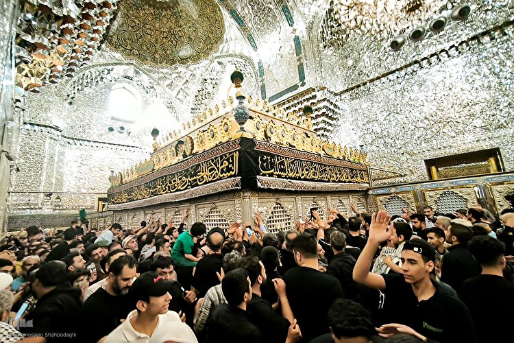 زائران اربعین حسینی در حرم کاظمین