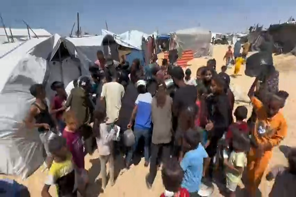 توزیع غذا و بسته‌های معیشتی هلال‌احمر ایران میان مردم غزه + فیلم