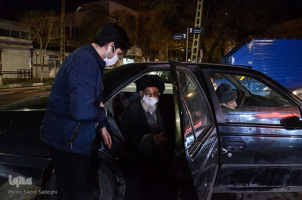 اهالی محل هنگام هنگام خروج ایشان از مسجد احوالپرسی میکنند و تا ماشین ایشان را همراهی می کنند