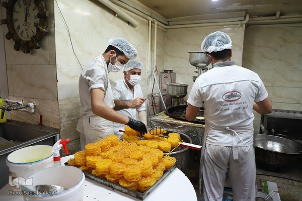 پخت نان و شیرینی مخصوص افطار در تبریز‎‎