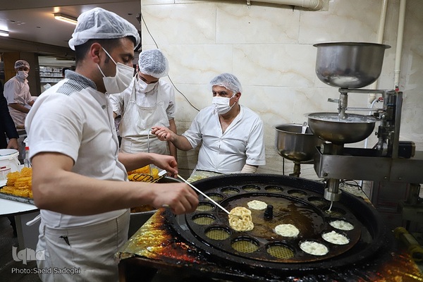 پخت نان و شیرینی مخصوص افطار در تبریز‎‎