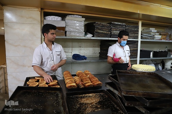 پخت نان و شیرینی مخصوص افطار در تبریز‎‎