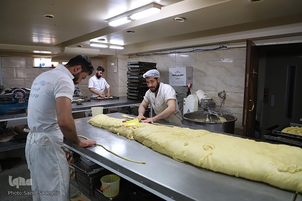 پخت نان و شیرینی مخصوص افطار در تبریز‎‎
