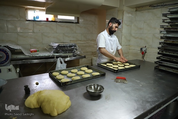 پخت نان و شیرینی مخصوص افطار در تبریز‎‎