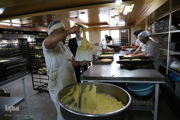 پخت نان و شیرینی مخصوص افطار در تبریز‎‎