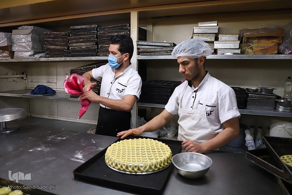 پخت نان و شیرینی مخصوص افطار در تبریز‎‎