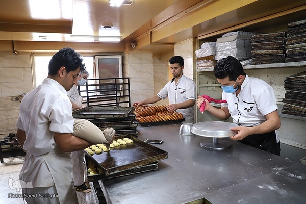 پخت نان و شیرینی مخصوص افطار در تبریز‎‎
