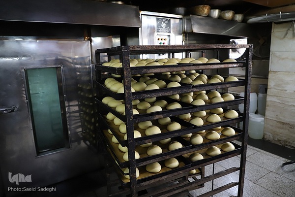 پخت نان و شیرینی مخصوص افطار در تبریز‎‎