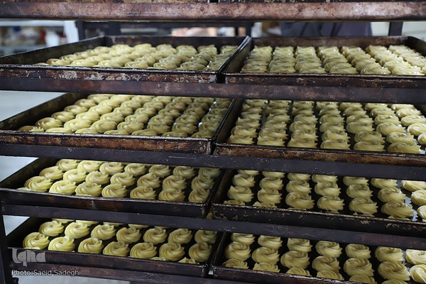 پخت نان و شیرینی مخصوص افطار در تبریز‎‎