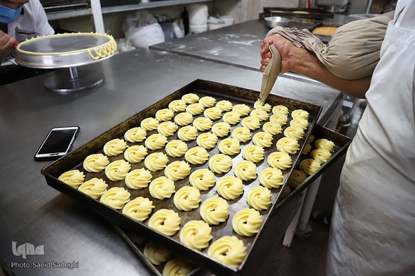 پخت نان و شیرینی مخصوص افطار در تبریز‎‎