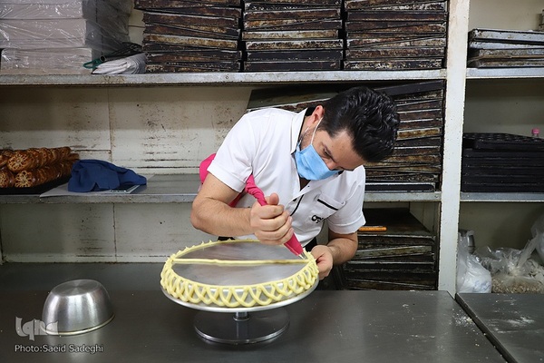 پخت نان و شیرینی مخصوص افطار در تبریز‎‎