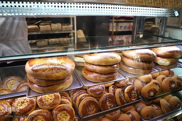 پخت نان و شیرینی مخصوص افطار در تبریز‎‎