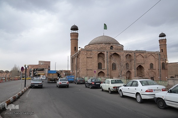 شکل گنبد و مناره‌های مسجد شاه طهماسب با سایر مساجد آن دوره متفاوت است. 