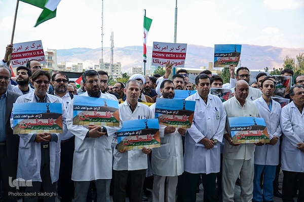 تجمع اعتراضی کادر درمان دانشگاه علوم پزشکی تبریز