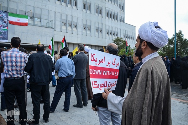 تجمع اعتراضی کادر درمان دانشگاه علوم پزشکی تبریز