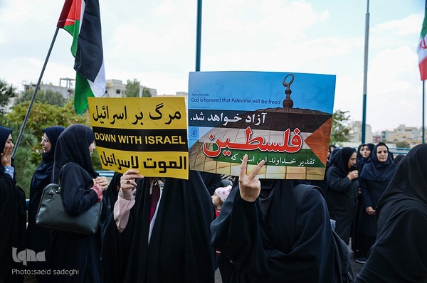 تجمع اعتراضی کادر درمان دانشگاه علوم پزشکی تبریز