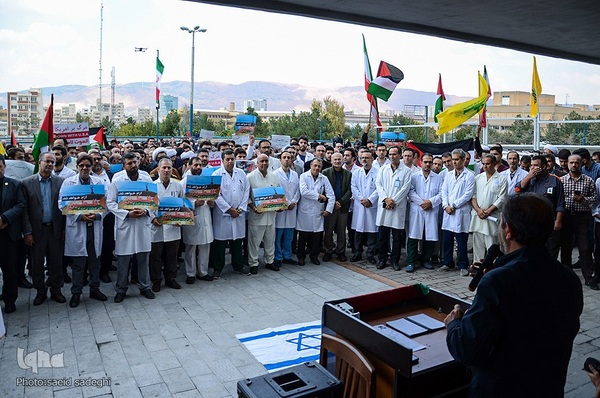 تجمع اعتراضی کادر درمان دانشگاه علوم پزشکی تبریز