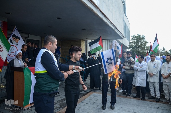 تجمع اعتراضی کادر درمان دانشگاه علوم پزشکی تبریز