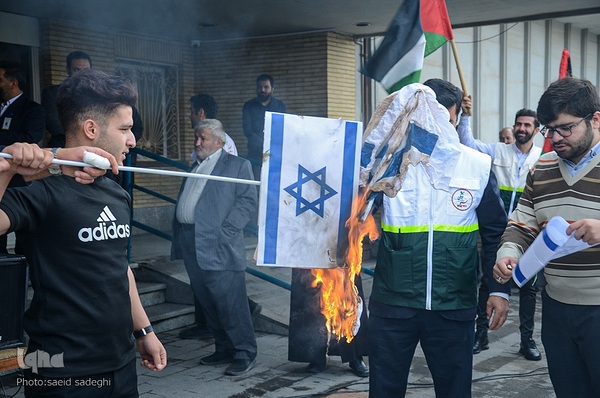 تجمع اعتراضی کادر درمان دانشگاه علوم پزشکی تبریز