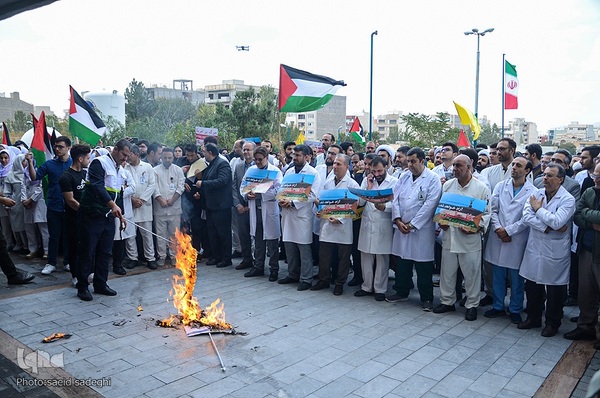 تجمع اعتراضی کادر درمان دانشگاه علوم پزشکی تبریز