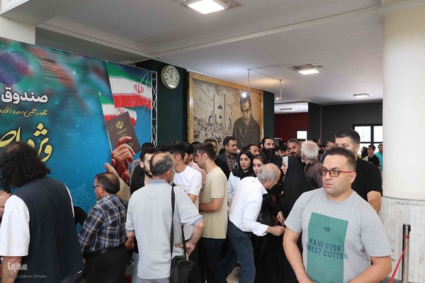 حضور هنرمندان پای صندوق‌های رأی‎