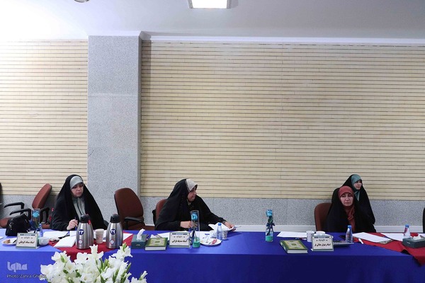 اعضای هیئت داوران بخش بانوان مرحله نهایی چهل و هفتمین دوره مسابقات سراسری قرآن‎
