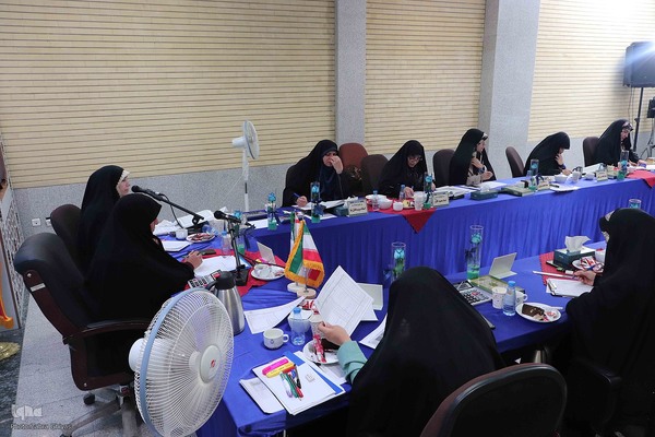 اعضای هیئت داوران بخش بانوان مرحله نهایی چهل و هفتمین دوره مسابقات سراسری قرآن‎