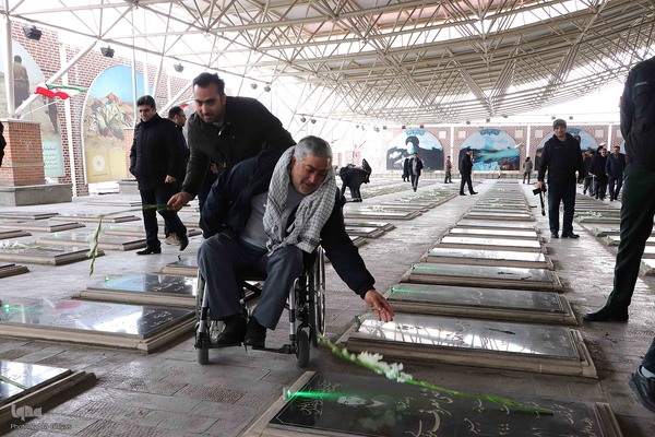 عطرافشانی و غبارروبی مزار شهدای وادی رحمت تبریز