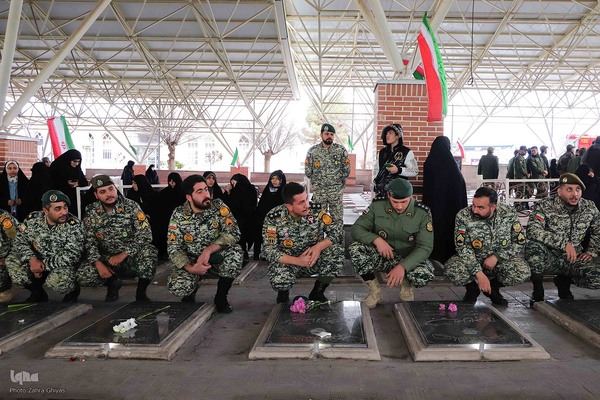 عطرافشانی و غبارروبی مزار شهدای وادی رحمت تبریز